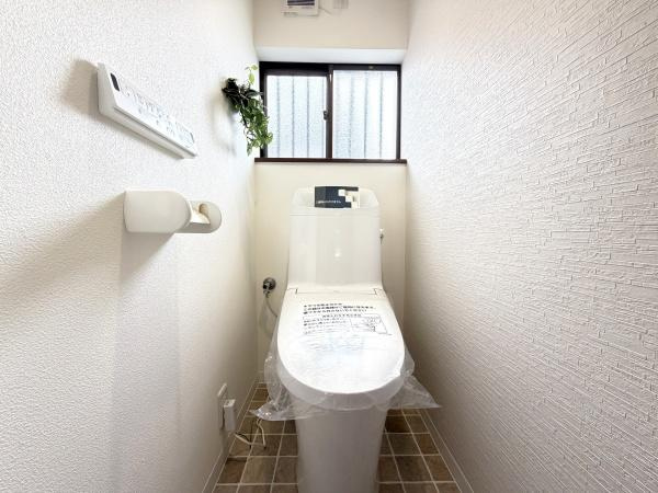 横浜市旭区中尾２丁目の中古一戸建のトイレ|清潔感のある内装のすっきりとしたデザインのトイレです。
水周りが綺麗だと安心ですね。
