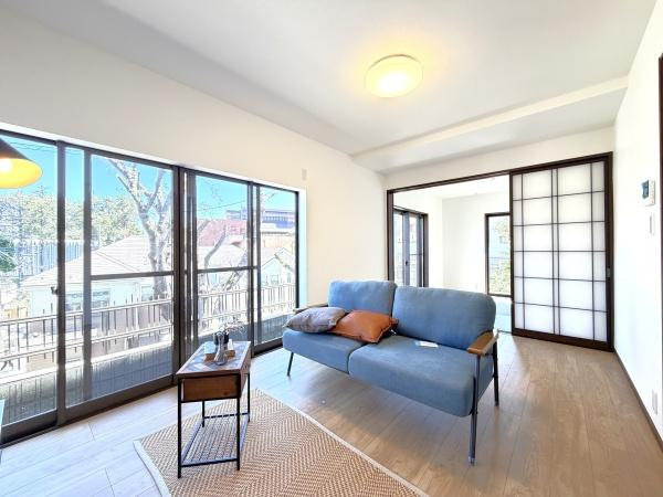 横浜市旭区中尾２丁目の中古一戸建の居間・リビング|窓からは明るい光が差し込みます！
自然と家族が集まる空間です♪
※家具等はディスプレイであり、販売価格に家具は含まれておりません
