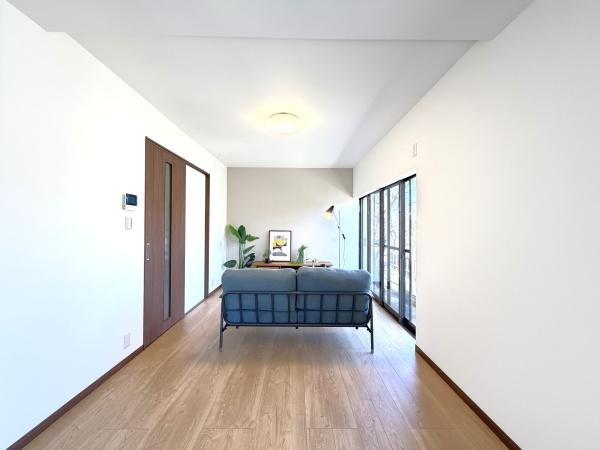 横浜市旭区中尾２丁目の中古一戸建の居間・リビング|自慢したくなるリビング！
形も良く家具の配置にも困りません。
※家具等はディスプレイであり、販売価格に家具は含まれておりません