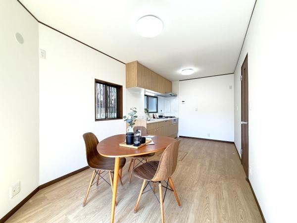 横浜市旭区中尾２丁目の中古一戸建の居間・リビング|家族が自然と集まるダイニングは
落ち着きのある空間です♪
※家具等はディスプレイであり、販売価格に家具は含まれておりません
