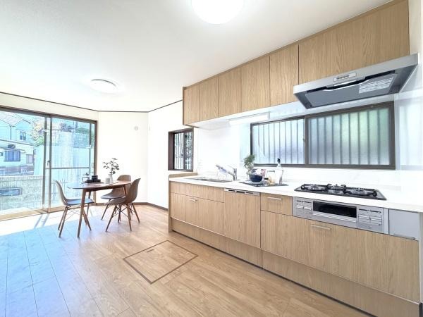 横浜市旭区中尾２丁目の中古一戸建の居間・リビング|明るいLDK！！
陽当たり良好です。
※家具等はディスプレイであり、販売価格に家具は含まれておりません
