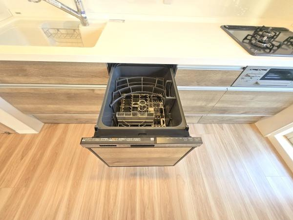 中山パーク・ホームズのキッチン|食洗器付きなのは家事の負担を軽減してくれる嬉しいポイント♪
広々としたキッチンはお子様と並んでお料理できます。