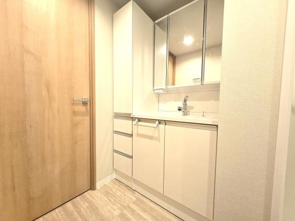 中山パーク・ホームズの独立洗面台|お化粧もしやすい三面鏡付き独立洗面台、
収納もしっかりあり、洗剤などもしまっておけます。

