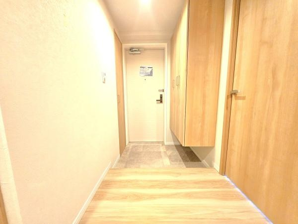中山パーク・ホームズの玄関|収納豊富な玄関です。
この明るい玄関が気持ちよく家族を迎え入れます♪