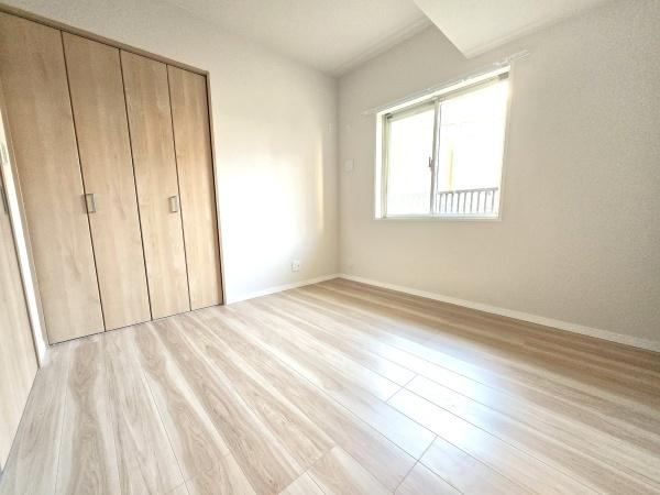 中山パーク・ホームズの洋室|窓からの光が嬉しい洋室です。
収納もあり、荷物が多い方にも安心です♪