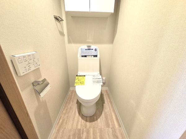 中山パーク・ホームズのトイレ|清潔感のある内装のすっきりとしたデザインのトイレです。
水周りが綺麗だと安心ですね。
