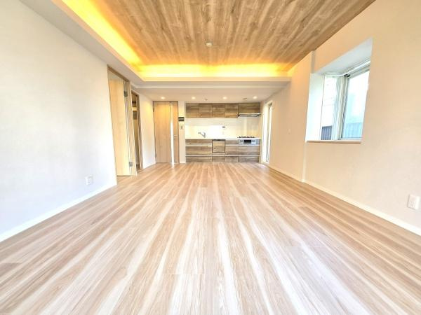 中山パーク・ホームズの居間・リビング|木目調の天井と間接照明がお洒落なリビングです♪