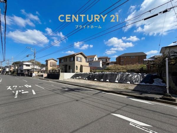 横浜市栄区長沼町の売地の前面道路含む現地写真|前面道路が広いので、安心して駐車可能です！