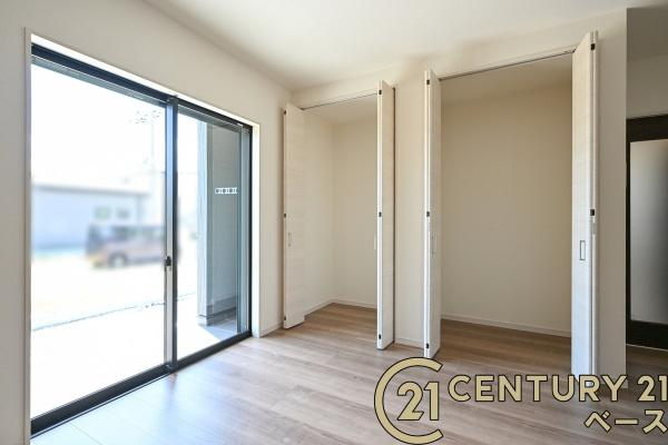 リーブルガーデン高 ２号棟 ／新築一戸建の収納|■現地撮影写真■リビングに広々とした収納スペース付きで整理整頓も楽々！