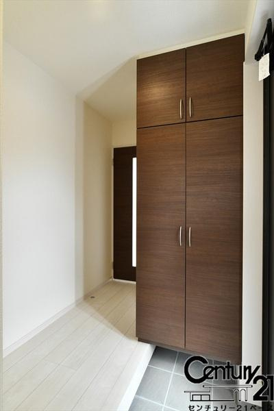 リーブルガーデン西坊城 ３号棟 ／新築一戸建の内観：施工例|■玄関には大容量シューズボックス完備！■