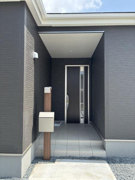 豊川伊奈町正庵第1期　全4棟・1号棟の玄関|訪れる人を心地よく迎え入れます。