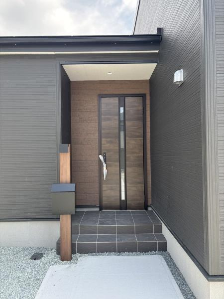 豊川伊奈町正庵第1期　全4棟・4号棟の玄関|訪れる人を心地よく迎え入れます。