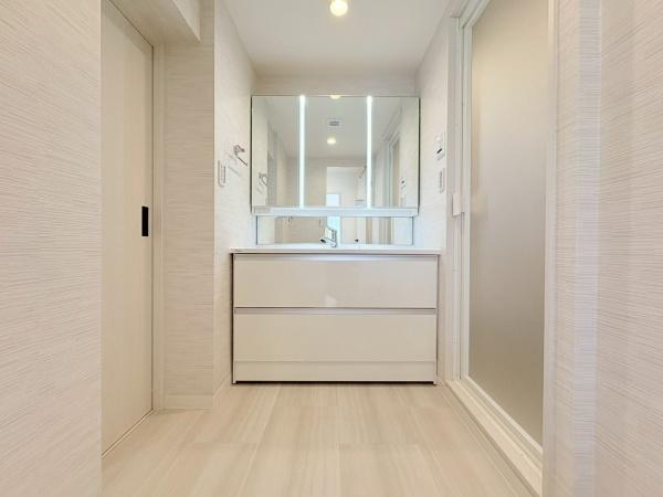 ルネ上星川２号棟の独立洗面台|洗面台は三面鏡で収納が出来ます！このタイプの収納力は優秀です。