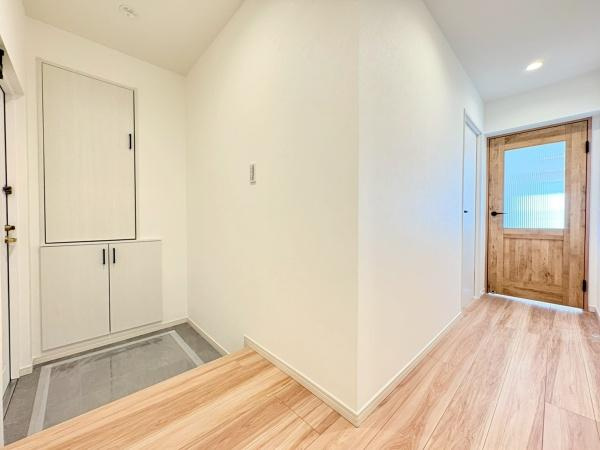 ルネ上星川２号棟の玄関|収納スペース有です！玄関ドアからリビングにかけてプライベート空間が見えない間取りが魅力的ですね！