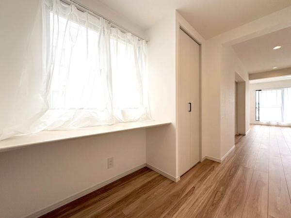 ルネ上星川２号棟の居間・リビング|リビングにはカウンターがあるのでお子様の宿題をやるスペースにはいかがでしょうか！