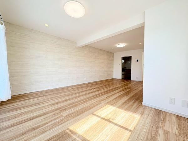 ルネ上星川２号棟の居間・リビング|アクセントクロスが上品さを際立ててくれてます！