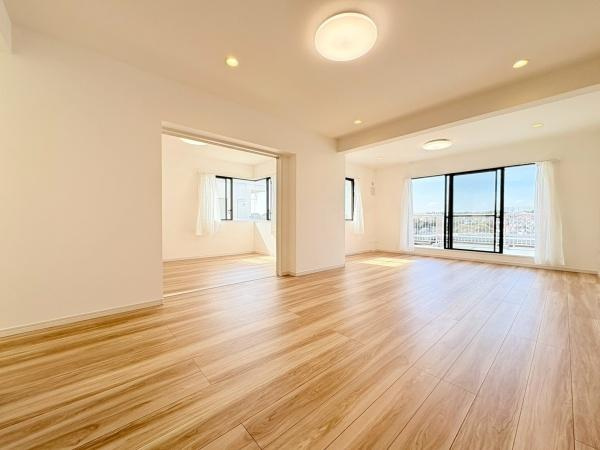 ルネ上星川２号棟の居間・リビング|LDK20.8帖！家具・家電を置いてもゆとりのあるリビング。前面に棟がなく広いバルコニーに面しているので陽当り＋通風＋眺望良好です。