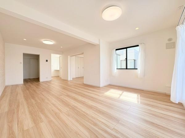 ルネ上星川２号棟の居間・リビング|バルコニー側から見たリビングです！インテリアが考えやすい間取りですね。