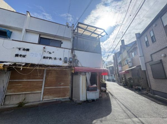 【前面道路含む現地写真】 | ■2LDKと使い勝手の良い間取り♪
居住スペースがしっかりございますので、快適にお過ごしいただけます。

■西南向き♪
西南向きにつき陽当り良好♪明るい日差しが差し込む住まいです♪