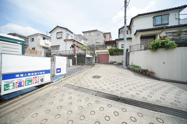 【穏やかな中白根の街並みに佇む】南向きの明るさと前面4.5m道路の開放感、ゆとりある4LDK｜仲介手数料無料の前面道路含む現地写真|前面は南西側約4.5ｍの道路に面し、日当たりと開放感をしっかり確保。道路幅にもゆとりがあり、車の出し入れもスムーズに行えます。交通量も多くなく、落ち着いた住環境が広がっています。
