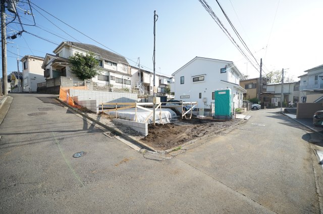 【和田町駅徒歩10分】利便性と落ち着きが共存する住まい|仲介手数料無料の前面道路含む現地写真|前面は見通しの良い道路で、角地ならではのゆとりある接道。車の出し入れもしやすく、開放感と暮らしやすさを両立した安心の住環境です。