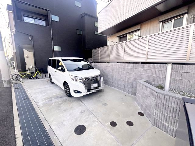 ラポール岡本の駐車場