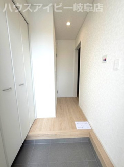【玄関】 | 笠松町上柳川町新築建売限定1邸！敷地ゆったり69坪！お車スペース3台以上可能！17帖のリビング！ | 笠松町上柳川町新築建売限定1邸！敷地ゆったり69坪！お車スペース3台以上可能！17帖のリビング！