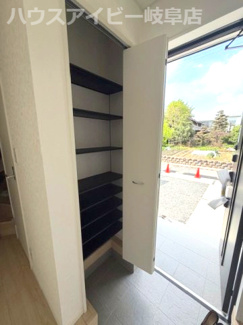 【玄関】 | 笠松町門間新築建売限定1邸！リビングゆったり18.2帖！お車並列4台可能！広々インナーバルコニー！ | 笠松町門間新築建売限定1邸！リビングゆったり18.2帖！お車並列4台可能！広々インナーバルコニー！
