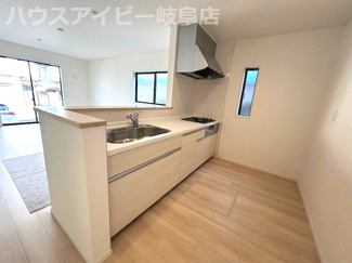 【キッチン】 | 笠松町門間新築建売限定1邸！リビングゆったり18.2帖！お車並列4台可能！広々インナーバルコニー！ | 笠松町門間新築建売限定1邸！リビングゆったり18.2帖！お車並列4台可能！広々インナーバルコニー！