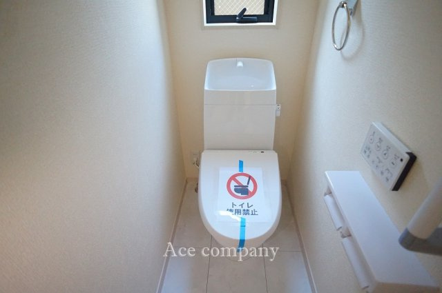 【内観：施工例】 | 東大阪市新池島町3丁目 | 【同社による同仕様の施工例】トイレは1階と2階の2ヶ所に完備♪ともに同形状のシャワートイレです☆