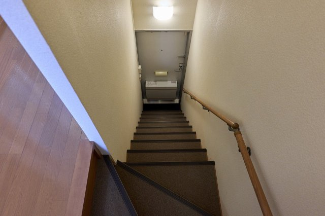 レオパレスやまとの玄関