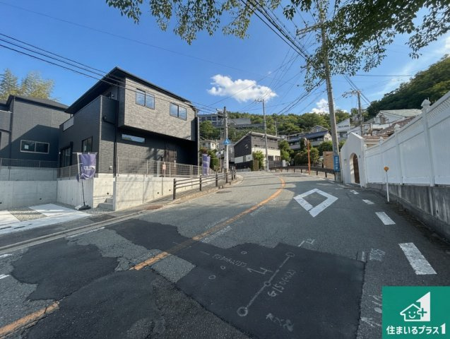 宝塚市花屋敷つつじガ丘　第1期　新築一戸建ての前面道路含む現地写真|周辺は閑静な住宅街！前面道路広々で車の出し入れも便利です。駐車が苦手な方でも安心して車庫入れできます！