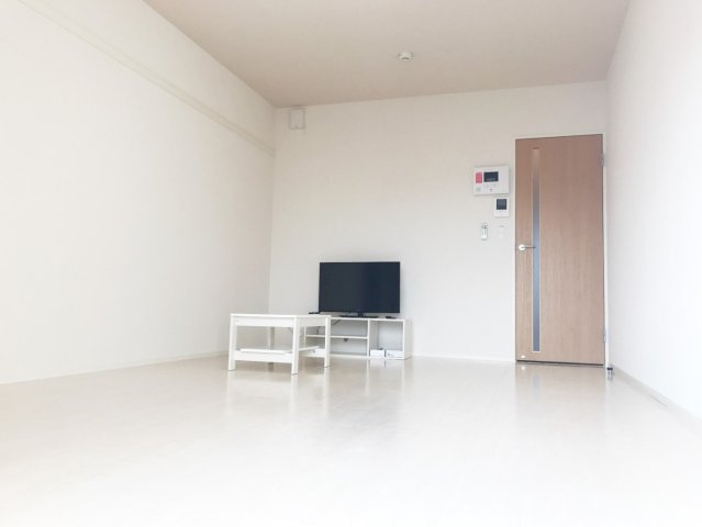 クレイノ西山の居間・リビング|居室9.8畳。高遮音界壁、防音パイプなど音にも配慮してます