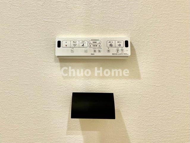 荒川区西尾久7丁目新築分譲住宅の発電・温水設備|【ウォシュレット】清潔に使いたいお手洗いには最適な設備です。もちろんウォームレットも標準装備です。