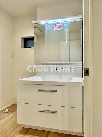 荒川区西尾久7丁目新築分譲住宅の独立洗面台|【洗面化粧台】洗面化粧台には三面鏡を採用。身だしなみを整えやすい事はもちろんですが、鏡の後ろに収納スペースを設ける事により、散らかりやすい洗面スペースをすっきりさせる事が出来るのも嬉しいですね