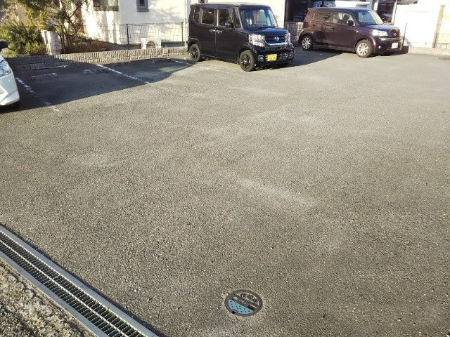 レオパレスウイズダムの駐車場