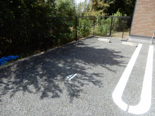 レオネクスト輝の駐車場