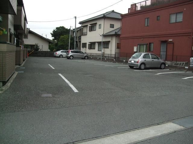 アダマンテピノの駐車場
