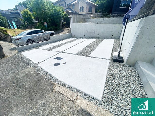 1日(土)2日(日)現地見学可能！宝塚市花屋敷つつじガ丘　全2邸の駐車場|並列2台駐車可能！ゆとりの駐車スペースで車庫入れもスムーズ！

