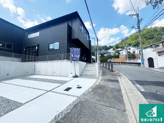 1日(土)2日(日)現地見学可能！宝塚市花屋敷つつじガ丘　全2邸の前面道路含む現地写真|周辺は閑静な住宅街！前面道路広々で車の出し入れも便利です。駐車が苦手な方でも安心して車庫入れできます！