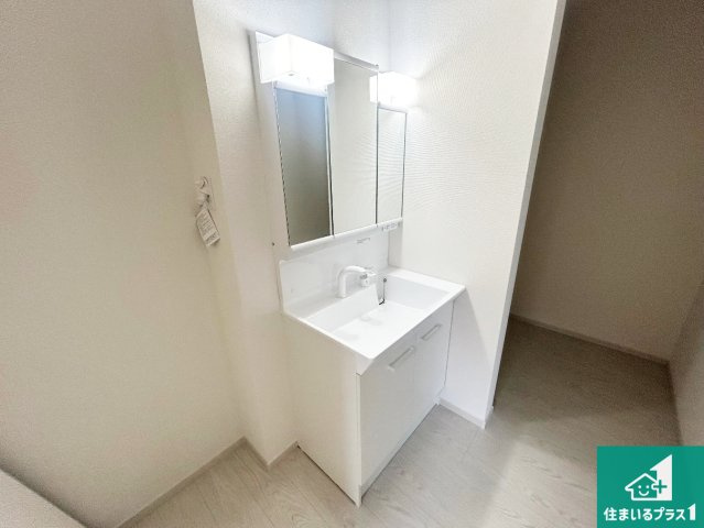 ■宝塚市花屋敷つつじガ丘　第1期　新築一戸建ての独立洗面台|清潔感のある洗面台です。フラットな鏡は掃除がしやすく毎日清潔！鏡裏には収納があるのでスッキリとした洗面台が保てます。
