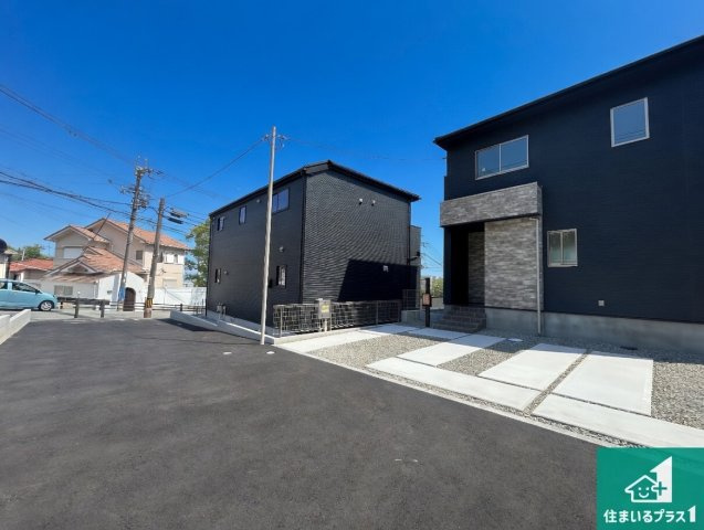 ■宝塚市花屋敷つつじガ丘　第1期　新築一戸建ての前面道路含む現地写真|周辺は閑静な住宅街！前面道路広々で車の出し入れも便利です。駐車が苦手な方でも安心して車庫入れできます！
