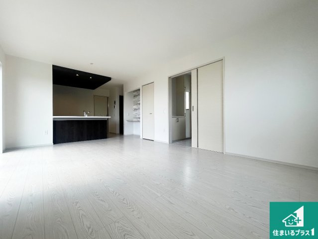 ■宝塚市花屋敷つつじガ丘　第1期　新築一戸建ての居間・リビング|シンプルなリビングは、観葉植物等のインテリアを楽しめますね！パパ好みにも、ママ好みにも家具次第で雰囲気を変えることができます！