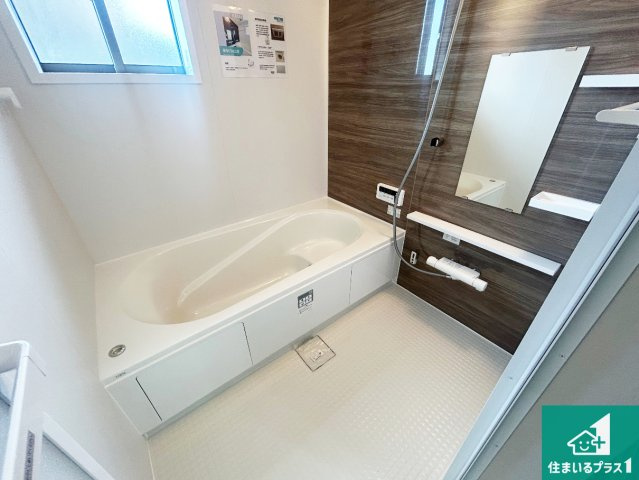 ■宝塚市花屋敷つつじガ丘　第1期　新築一戸建ての浴室|足をゆったり伸ばして寛げる浴槽です。窓が設けられていますので差し込む光が明るく穏やかな雰囲気にしてくれます♪浴室乾燥機も設置しているので、雨の日の洗濯物も安心です♪