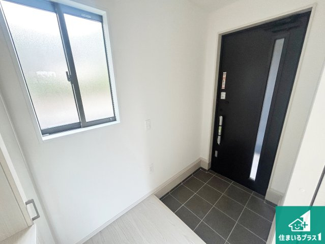 ■宝塚市花屋敷つつじガ丘　第1期　新築一戸建ての玄関|シューズボックスにはたくさんの靴が収納できるので玄関周りはいつもスッキリ！ご家族が増えても安心！