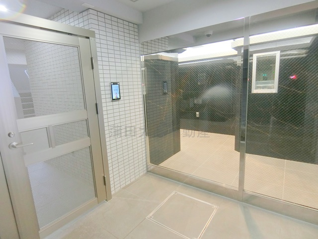 プレール・ドゥーク池上Ⅱのエントランス|防犯カメラTVモニター付オートロック宅配BOXメールBOX