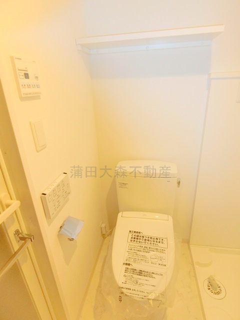 プレール・ドゥーク池上Ⅱのトイレ|棚と温水洗浄便座付きのトイレ