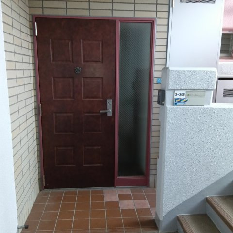 ウェル・メロード狩場台　３号棟の玄関