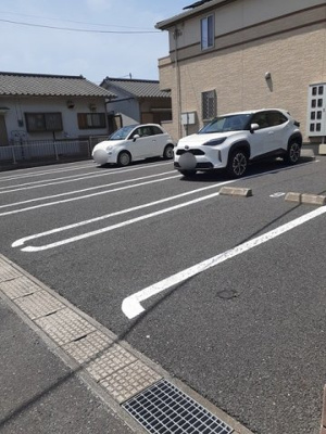 【駐車場】 | メゾン　ブリーズ | 車をお持ちの方に嬉しい駐車場付きの物件です