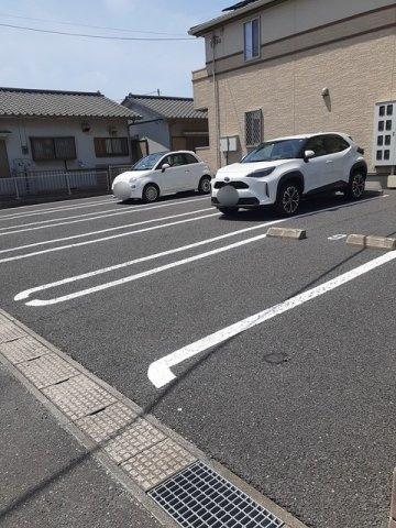 【駐車場】 | メゾン　ブリーズ | 車をお持ちの方に嬉しい駐車場付きの物件です